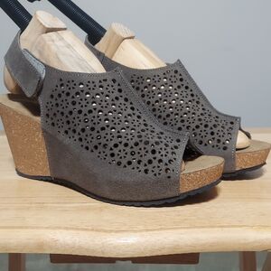 BIO GOLD Italian Made Chic Gray Wedge Sandals with arch support Women’s Size 9